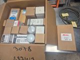 une boîte en carton remplie d'objets hétéroclites sur une table