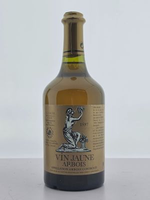 une bouteille de vin posée sur une table