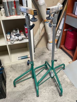 une photo montrant deux supports verts dans un garage