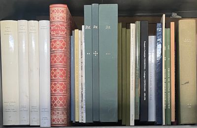 plusieurs livres qui se trouvent ensemble sur une étagère