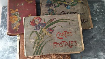 trois vieux livres posés l'un sur l'autre sur une table