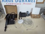 une boîte de téléphones et une boîte de câbles posées sur une table