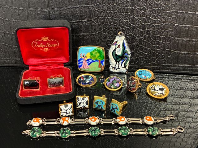 Limoges. Bel ensemble de bijoux fantaisies à décors d’émaux Limou...
