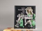 deux livres posés l'un sur l'autre sur une table