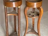 deux tables en bois posées sur un sol carrelé