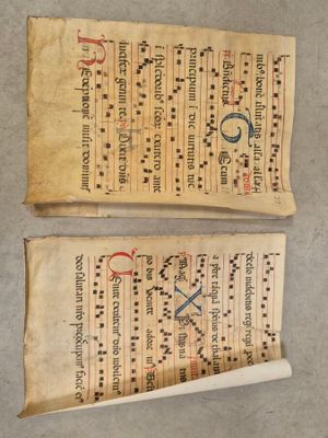deux vieux morceaux de papier sur lesquels sont écrits des mots, posés sur une table