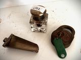 un flacon de parfum, un décapsuleur et un décapsuleur posé sur une table