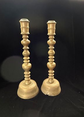 Paire de grands flambeaux en laiton, H 50