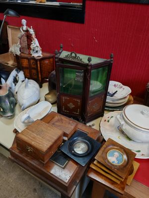 une table sur laquelle sont posés de nombreux objets anciens