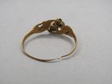 une image représentant une bague en or surmontée d'une fleur