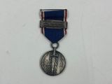gros plan d'une médaille sur une surface blanche
