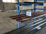 un banc qui se trouve au milieu d'un bâtiment