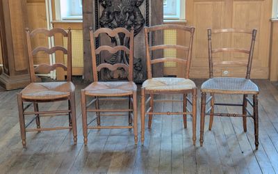 quatre chaises alignées dans une pièce