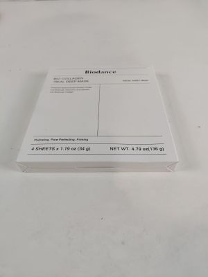 une feuille blanche avec une image dessus, posée sur une table