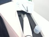 une boîte blanche contenant un objet noir et blanc