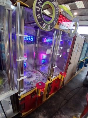 une machine sur laquelle est fixée une horloge à l'avant