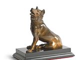 statue en bronze représentant un chien assis sur un socle, sur fond blanc