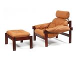 fauteuil en cuir et repose-pieds sur fond blanc