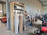 Il y a de nombreux types de bouteilles de gaz dans ce garage.