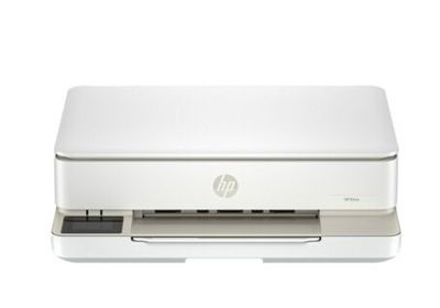 L'imprimante HP Deskjet est posée sur une surface blanche