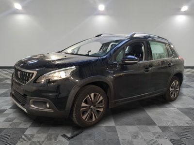 une photo d'un 4x4 noir garé dans un garage