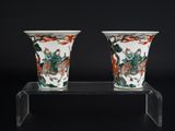 une paire de vases chinois posés sur un socle en acrylique, sur fond noir