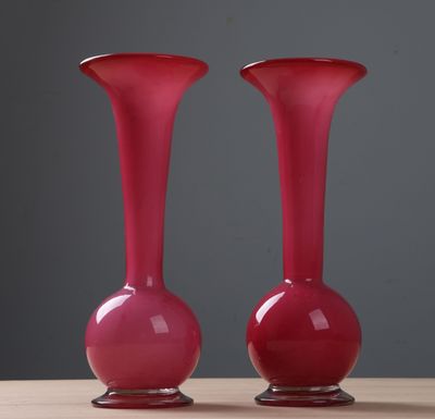 Paire de vases à haut col en verre opalin rose, l'intérieur …