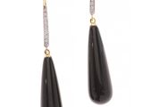 une paire de boucles d'oreilles en onyx noir et diamants