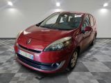 la photo d'une voiture rouge garée dans un garage