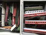 une boîte contenant tout un tas de wagons