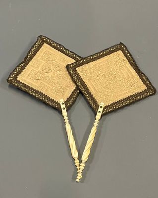 lot de deux éventails en tissu faits main, marron et blancs, sur un fond gris