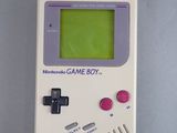une Game Boy posée sur une table