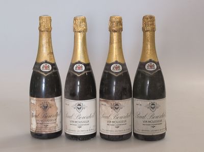 quatre bouteilles de vin sont alignées sur une table