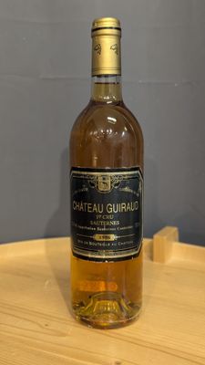 une bouteille de vin posée sur une table