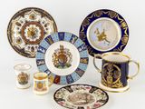 une image représentant un ensemble d'assiettes et de tasses en porcelaine posées sur une surface blanche