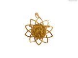 une bague en or ornée d'un motif floral