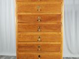 une commode en bois comportant cinq tiroirs de chaque côté