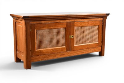 une image représentant une armoire en bois avec une porte et des tiroirs