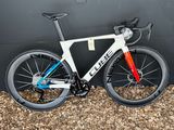 un gros plan d'un vélo garé contre un mur
