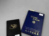 un passeport et un livre posés sur une table