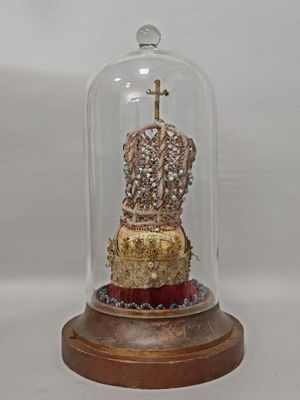 une cloche en verre renfermant une horloge