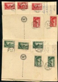 un gros plan d'un morceau de papier avec des timbres dessus