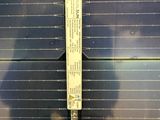 un gros plan d'un panneau solaire sur lequel est collé un autocollant