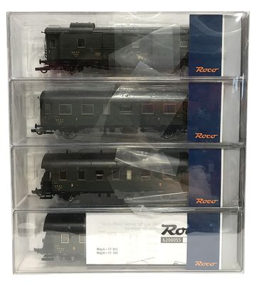 trois wagons exposés dans une vitrine