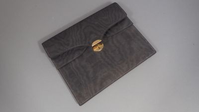 Sac à main/pochette en soie noire se fermant avec une petite…