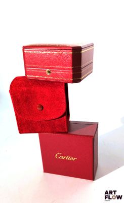 une boîte rouge sur laquelle est posé un étui rouge