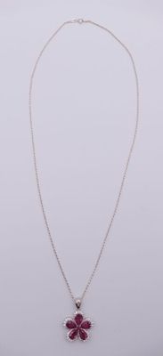Collier en argent, pendentif fleur,serti de rubis facettés d…