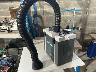 une machine posée sur une table