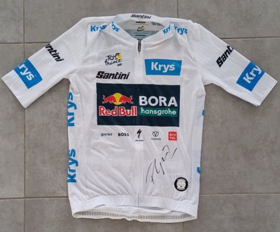 une photo d'un maillot des Red Bull posé sur un sol carrelé