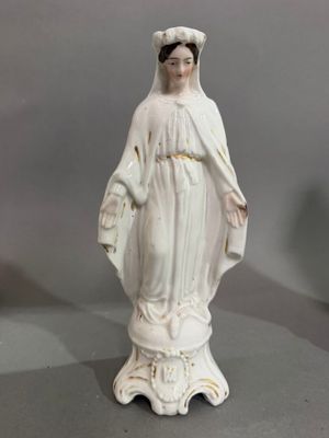 une statue représentant une femme portant un voile sur la tête